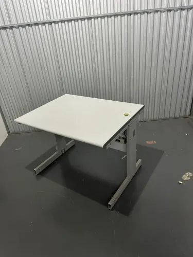 Mesa de escritório cinza