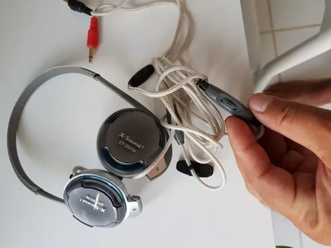 Fones de ouvido com fio X-Sound EP-2501M.