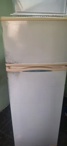 Vendo geladeira consul, ja antiga e em funcionamento normal. Por apenas 200 reais