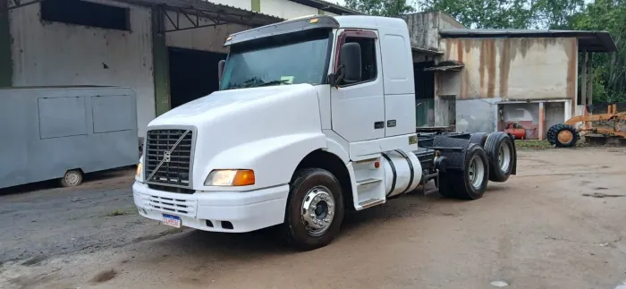 VOLVO NH 380 ANO 2001 6X2 