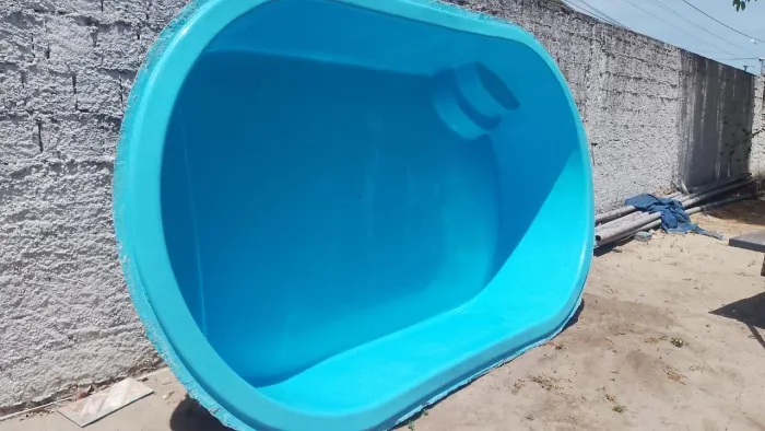 Piscina nova com avaria estética 