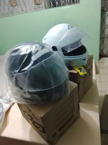 2 capacetes na caixa