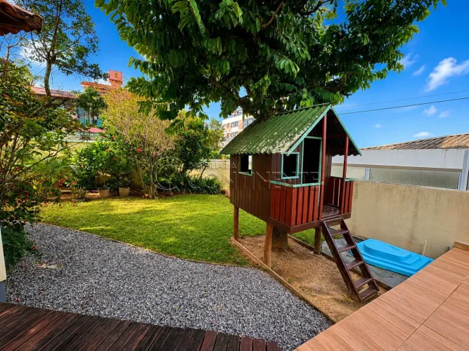 CASA A VENDA EM COQUEIROS - FLORIANÓPOLIS SC - AREA CONSTRUIDA DE 260M² -TERRENO COM 560 M