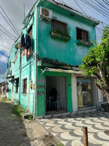 Casa Duplex com 4 Quartos, 2 Suítes e Comércio na Frente 150m² - Clima Bom