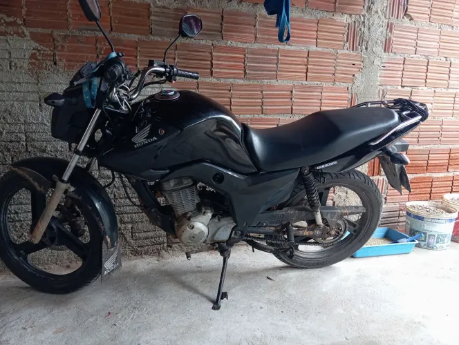 Vende-se está moto