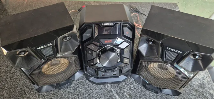 Mini System SAMSUNG com Bluetooth
