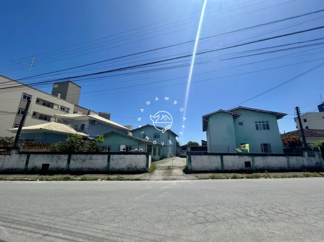 Casa comercial a venda bairro Ponte do Imaruim Palhoça/SC, conta com 4 apartamen