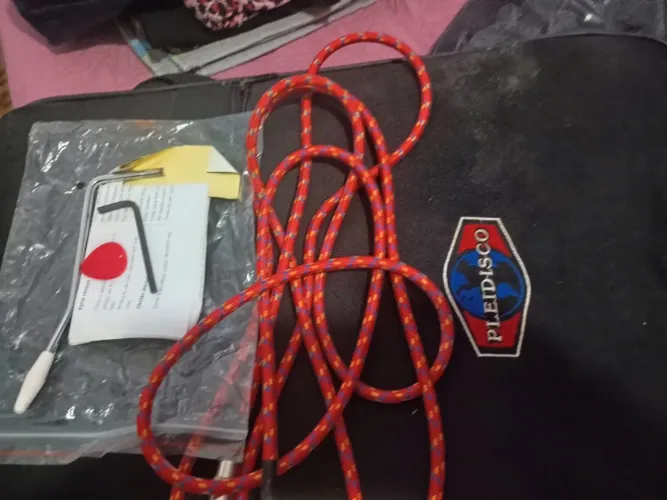 Vendo Guitarra elétrica completa , em ótimo estado. Com capa, paleta , cabo e etc...