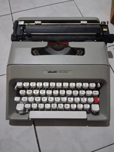 Máquina de Escrever Olivetti
