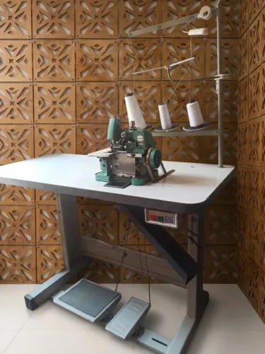 Máquina de Costura Overlock 