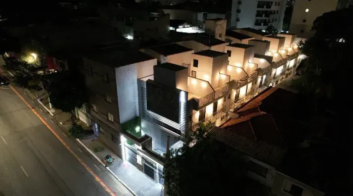 Condomínio com 10 casas na Av LacerdaFranco- São Paulo - SP