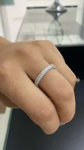 O Anel Aparador prata que Encanta pelo Brilho das Micro Zircônias 