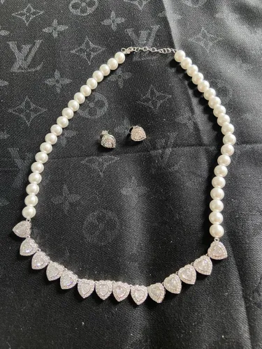 Conjunto Colar pérolas e corações pedras brancas estilo swarovski com brincos 