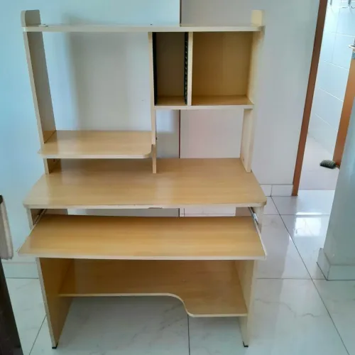 Escrivaninha com Estante e Prateleiras