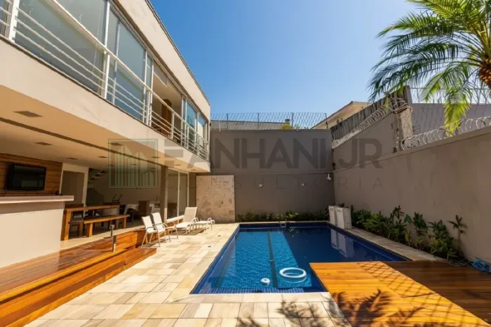 Imponente residência com piscina à venda em São Paulo-SP, no Pacaembu: 5 quartos, 4 suítes