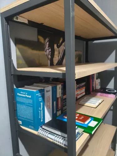 Estante de Roupas ou livros Resistente