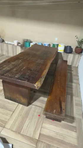 Mesa de madeira rústica 