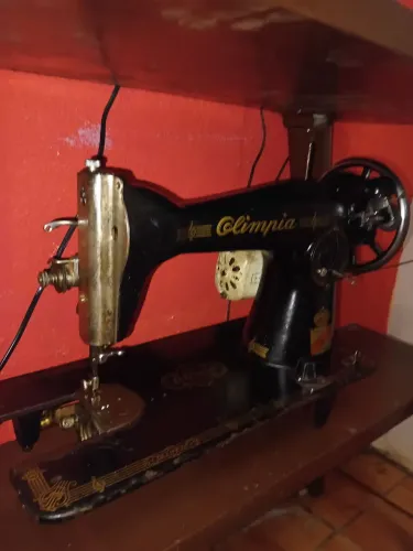 Maquina de costura Olímpia 