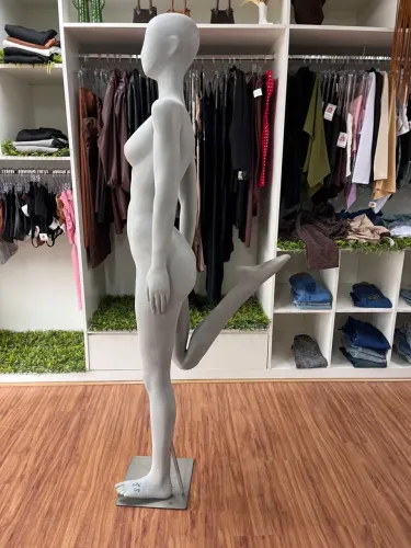 Manequim feminino pose fitness