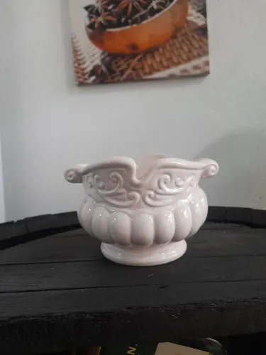 Lindo vaso de cerâmica detalhado