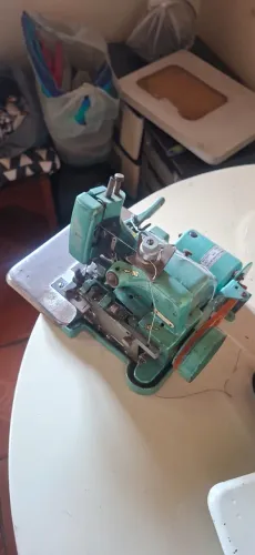 Máquina overloque