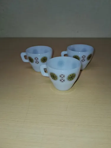 03 xícaras de vidro opalino branco com o padrão de dente-de-leão/estrela, colorex