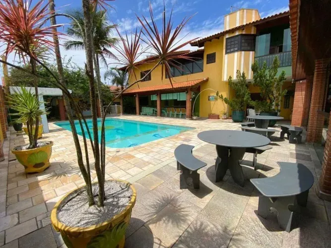 Casa lado praia a 250 metros do mar, com 6 quartos (sendo 4 suítes), possui forno a lenha