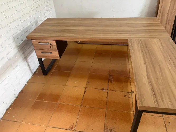 Mesa em L com 2 gavetas 