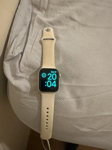 Apple Watch SE 3 GPS Caixa Estelar de Alumínio 40mm Pulseira Esportiva Estelar P/M