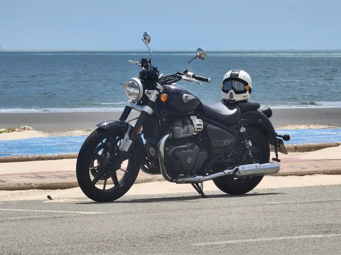 Royal Enfild Super Meteor 650 Astral Black