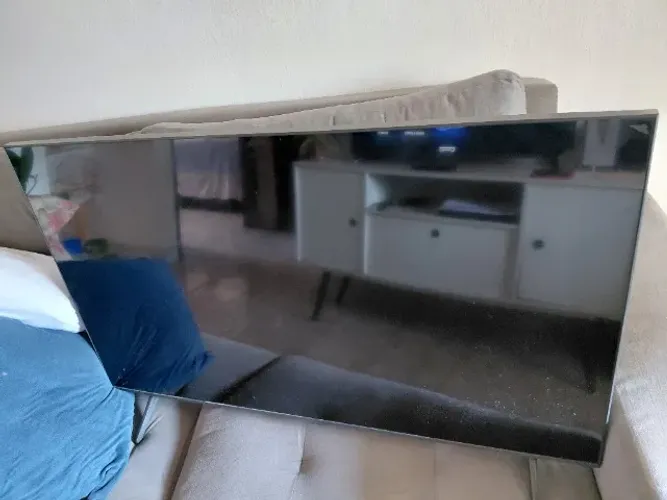 Televisão Samsung 43" com avaria