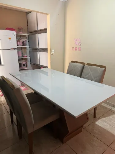 Mesa grande com 4 cadeiras