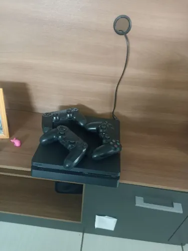 Ps4 slim 1tera com 3 controles, funcionamento perfeito