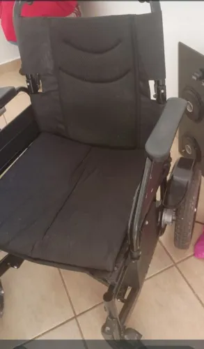 Cadeira de rodas motorizada em excelente estado