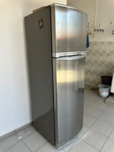 Vendo geladeira Consul Frost Free Biplex 220 volts