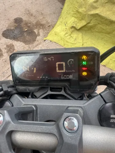 CB650r moto emplacada 2026