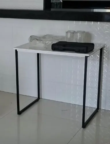 Mesa branca com estruturas metalicas 60x80