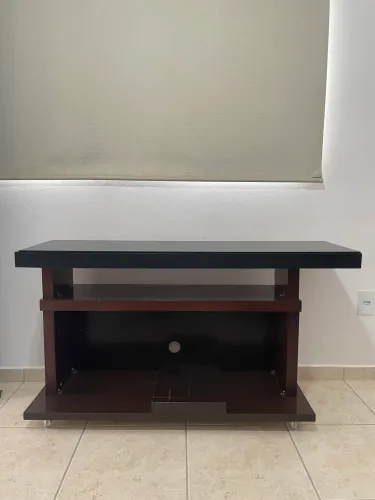 Rack para TV em Madeira com Tampo de Vidro Preto - 1,35m - Com Rodas