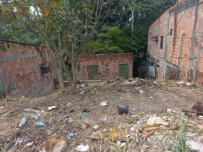 Vende-se terreno com casa de alvenaria