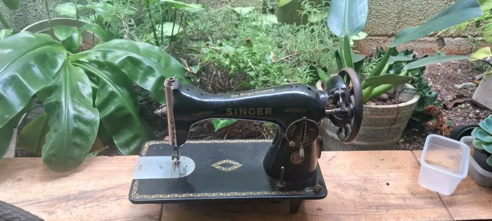 Máquina antiga singer(Pretinha)