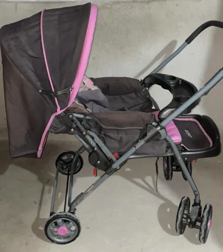 Vende-se carrinho de bebê , completo com cinto, monta e desmontar ,marrom com rosa