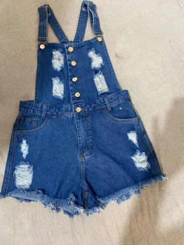 Jardineira Shorts Jeans Feminina Destroyed com Botões - Diversos Tamanhos | Retirada ou En