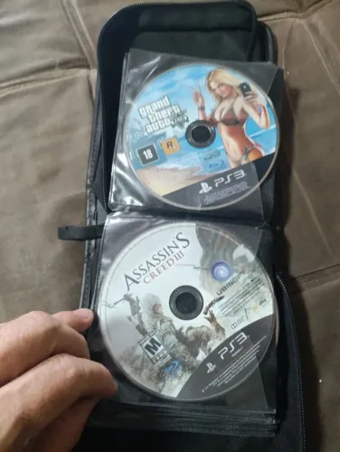 Jogos de Playstation 4 e leva porta cd 31 jogos de brinde total 40