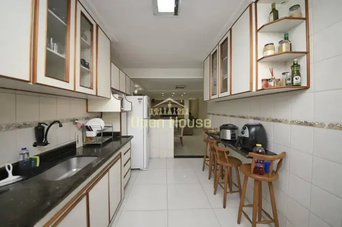 Viva o Luxo e o Conforto na Morada da Colina: Casa Duplex com 3 Quartos e Churrasqueira em