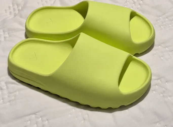 Yeezy Slide Glow Green - Tamanho 44 ( usado )