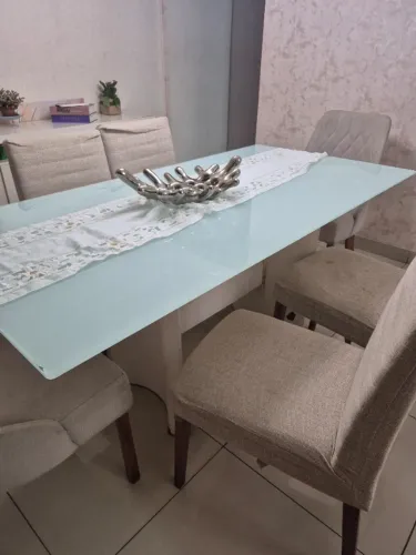 Mesa de jantar retangular e 4 cadeiras.