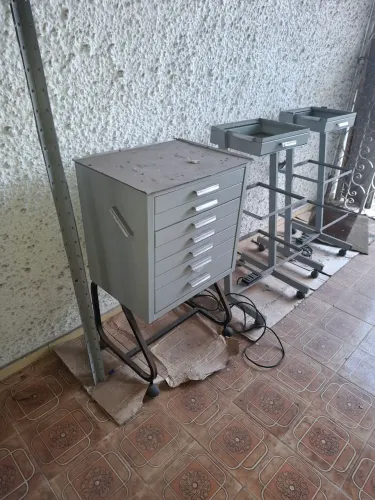 Gaveteiro de Metal + 2 Carrinhos Auxiliares Clínicos com Tomada (Móveis Vintage)