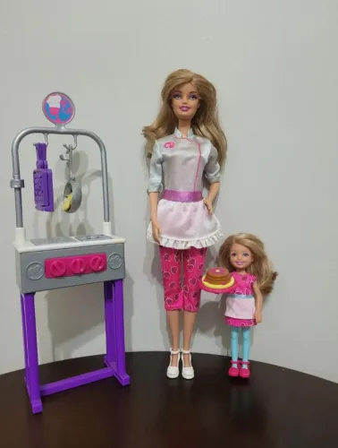 Boneca barbie cozinheira e sua ajudante