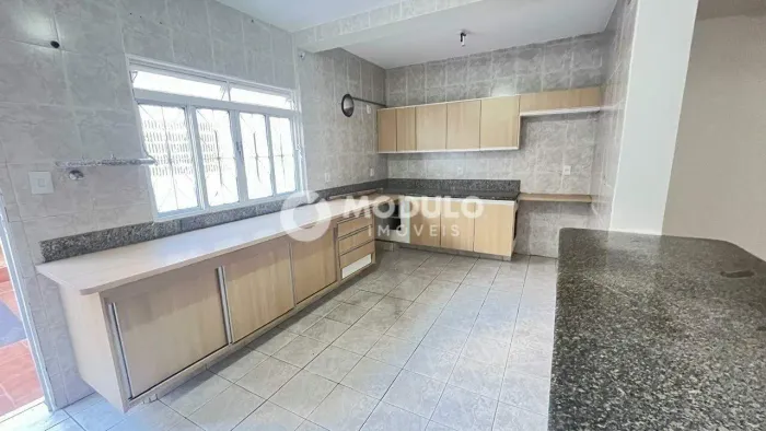 Casa comercial disponível para locação no Centro de Uberlândia.
