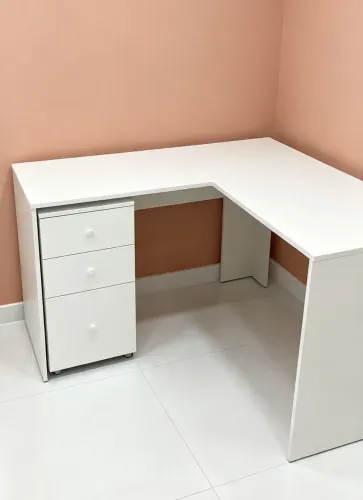 Mesa L com gaveteiro em mdf